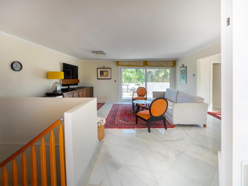 Upper floor lounge and relaxation space