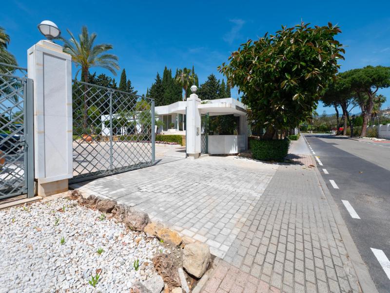 Gated entrance to the Los Granados Golf community